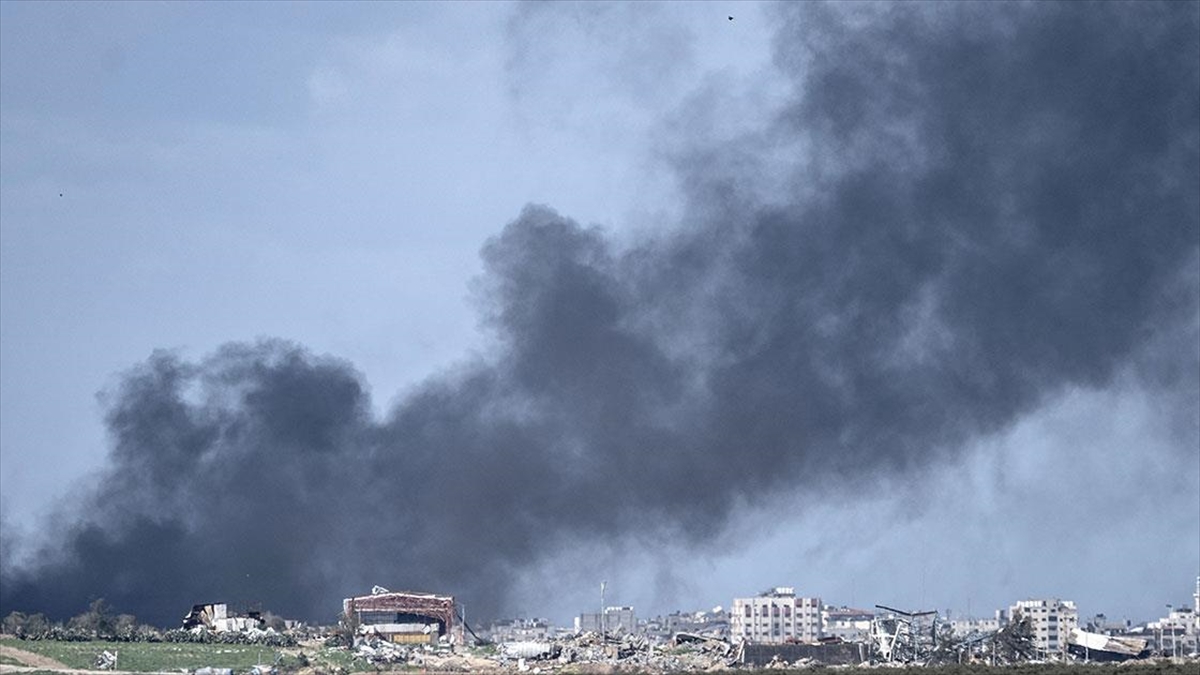 Filistin Kızılayı: İsrail Askerlerinin Baskınının Ardından Han Yunus'taki Sığınmacı Çadırları Ateşe Verildi