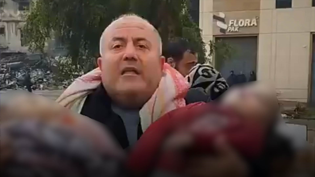 İsrail'in Öldürdüğü İki Bebeği Kucağına Alan Filistinli Adamın Haykırışı: Bu Çocuklar Ne Yaptı?