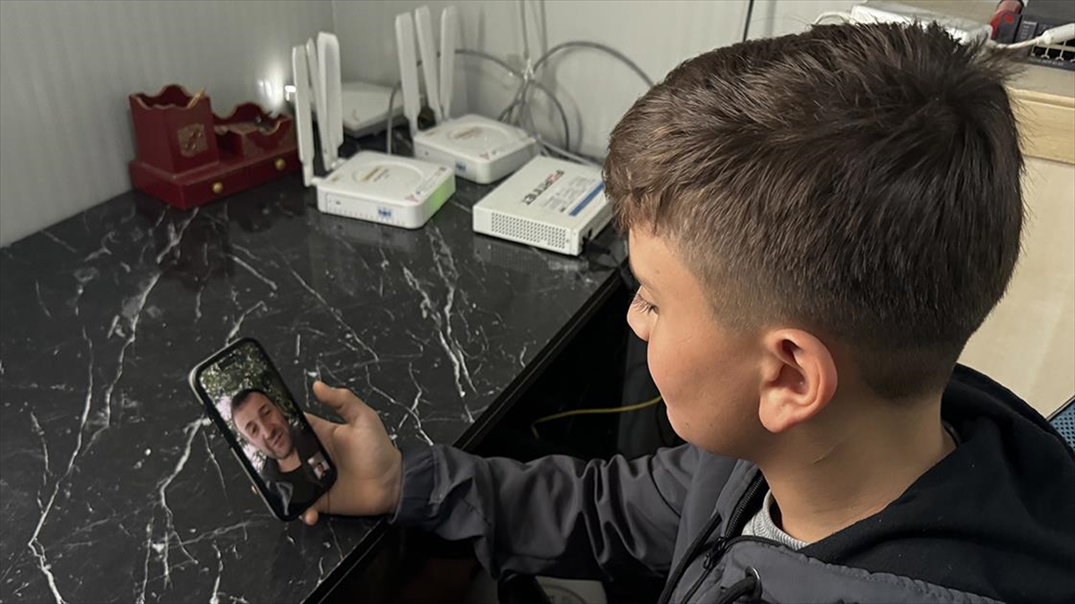 Enkaz Altında Simit İsteyen Çocuk, Kendisini Kurtaran Ekibe Minnettar