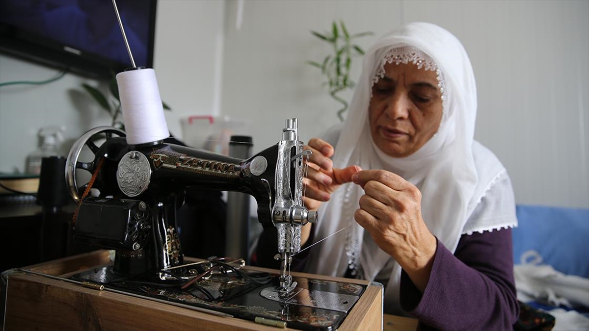 Yarım Asırlık Dikiş Makinesiyle Konteyner Kentte Terzilik Yapıyor