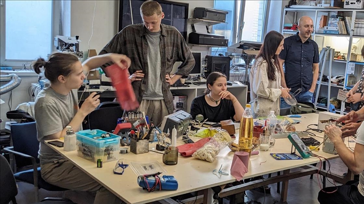 Dünya Geneline Yayılan "tamir Kafeler" Tüketim Kültürünün Değişmesini Hedefliyor