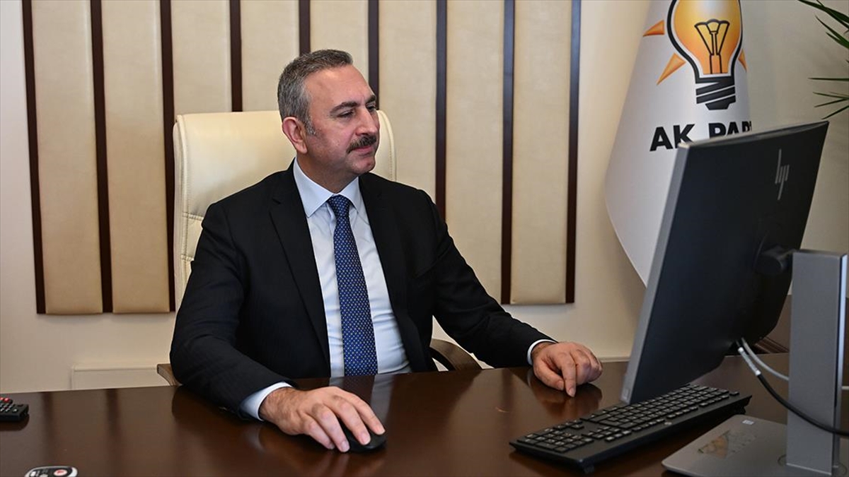 Ak Parti Grup Başkanvekili Gül'ün "yılın Kareleri" Oylamasındaki Tercihi "yanımda Ol Anne"