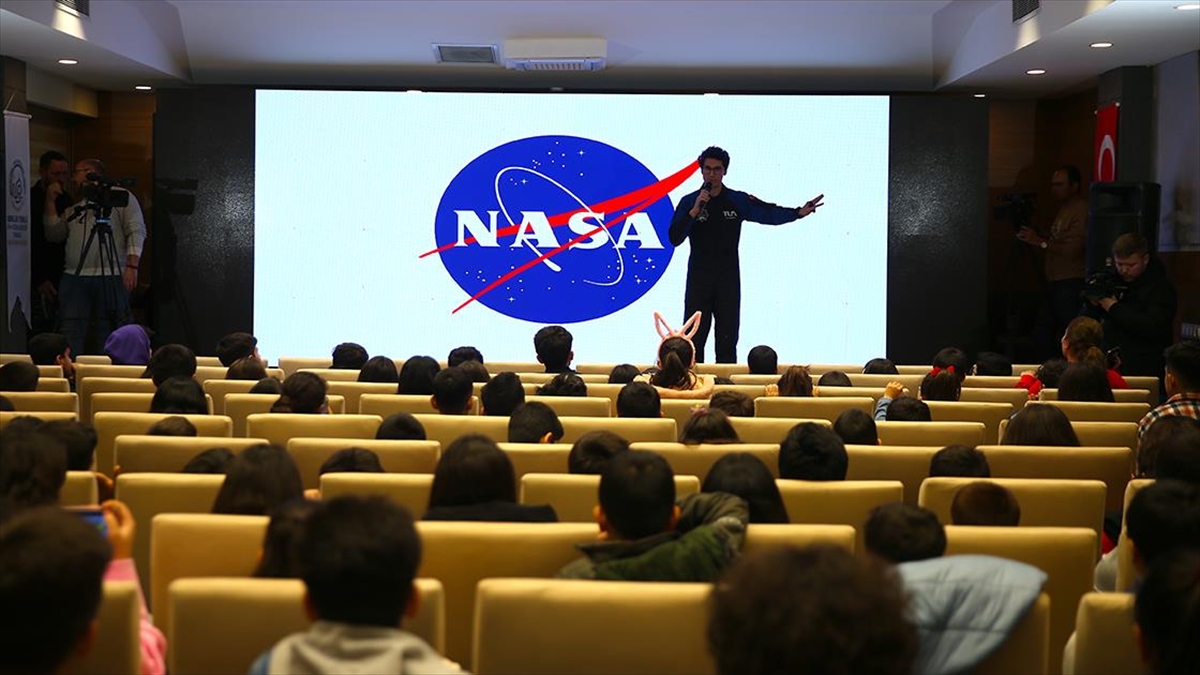 Diyarbakırlı Öğrenciler Türkiye'nin İlk Astronotu Gezeravcı İle Görüştü