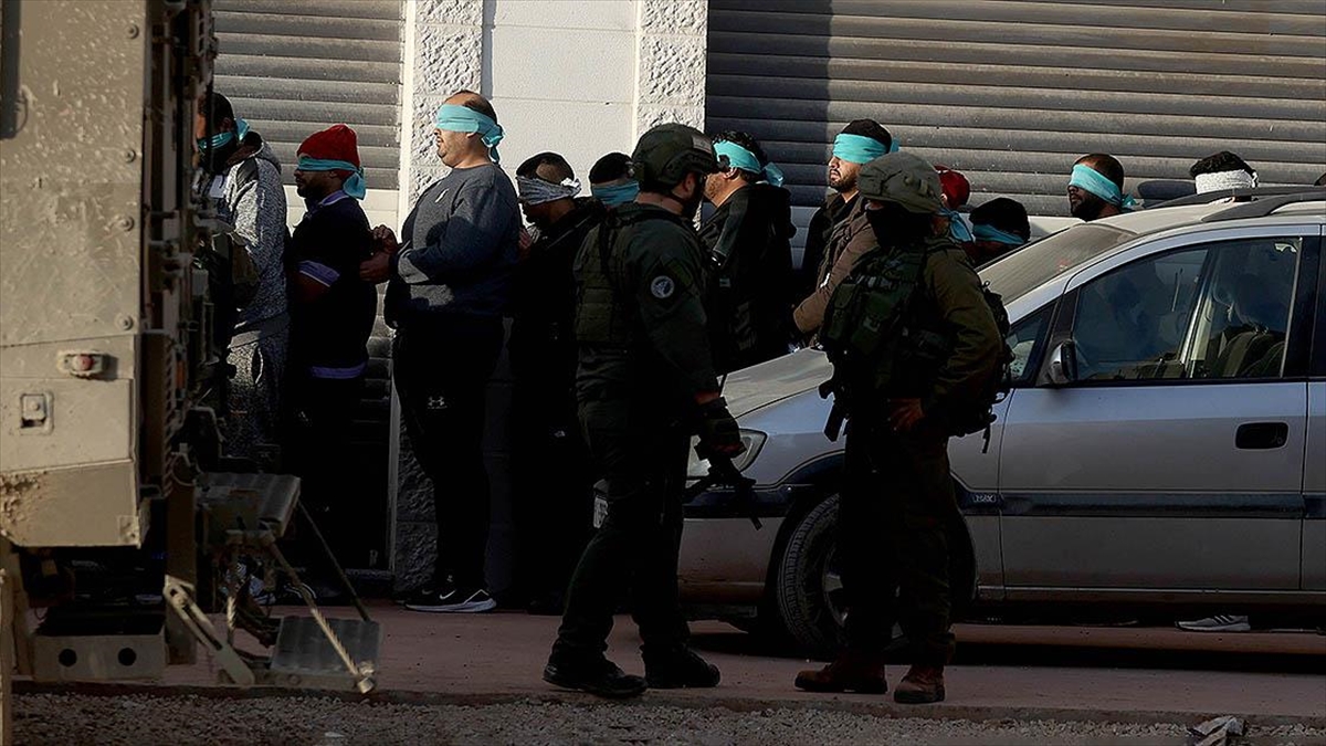 İsrail, 7 Ekim'den Bu Yana Batı Şeria'da 6 Bin 420 Filistinliyi Gözaltına Aldı