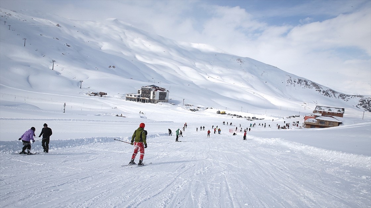 Kayak Merkezlerinde En Fazla Kar Kalınlığı 192 Santimetreyle Hakkari'de Ölçüldü