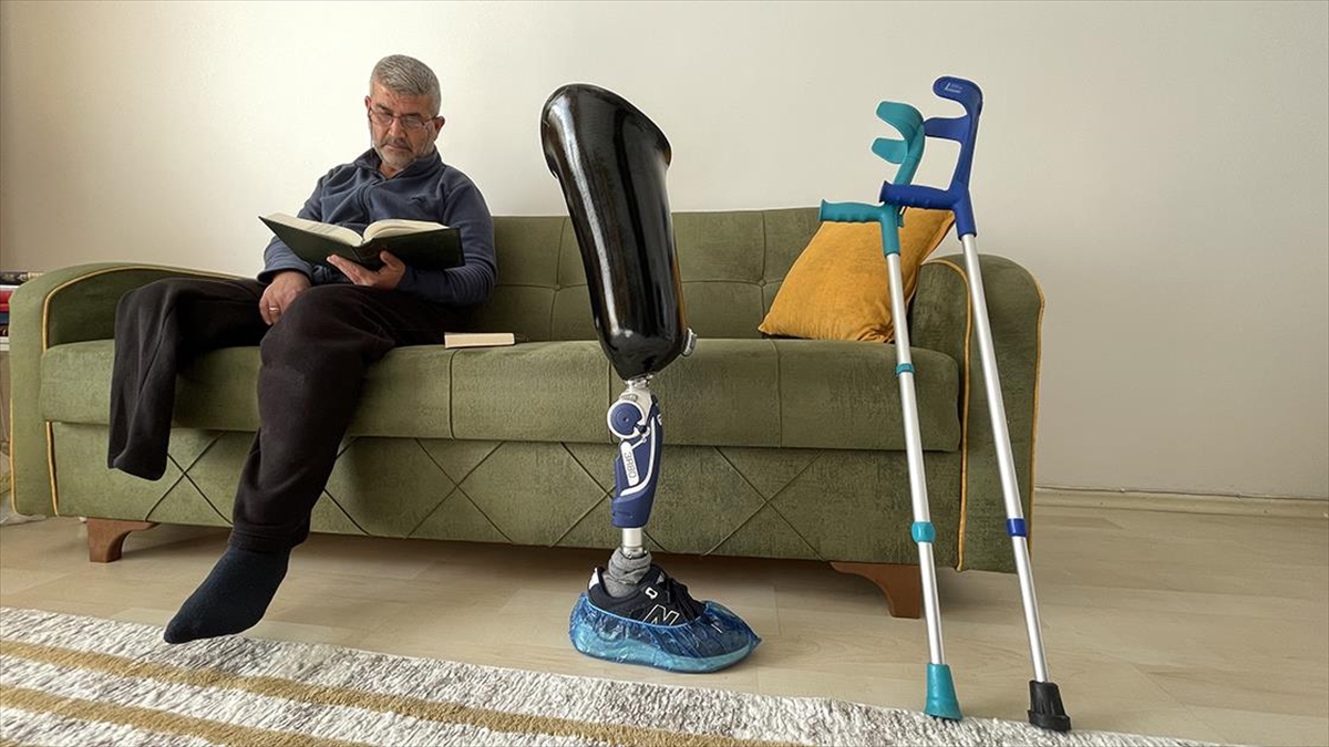 Depremde Eşi Ve Oğlu Ölen Kadir Öğretmen Protez Bacağıyla Kabirleri Ziyaret Ediyor