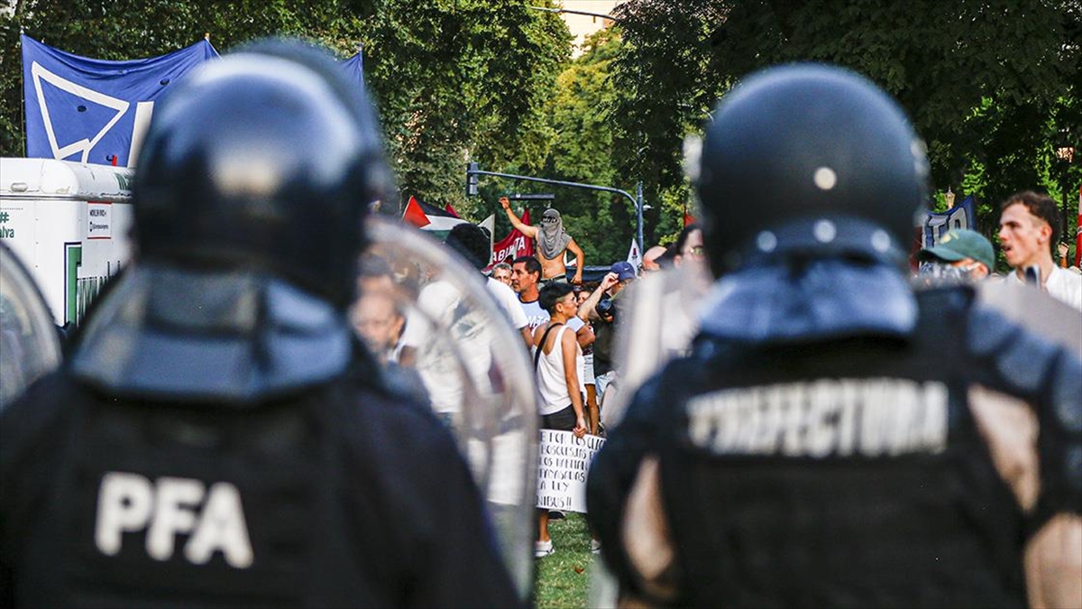 Arjantinliler Hükümetin Ekonomi Politikalarını Protesto Etti