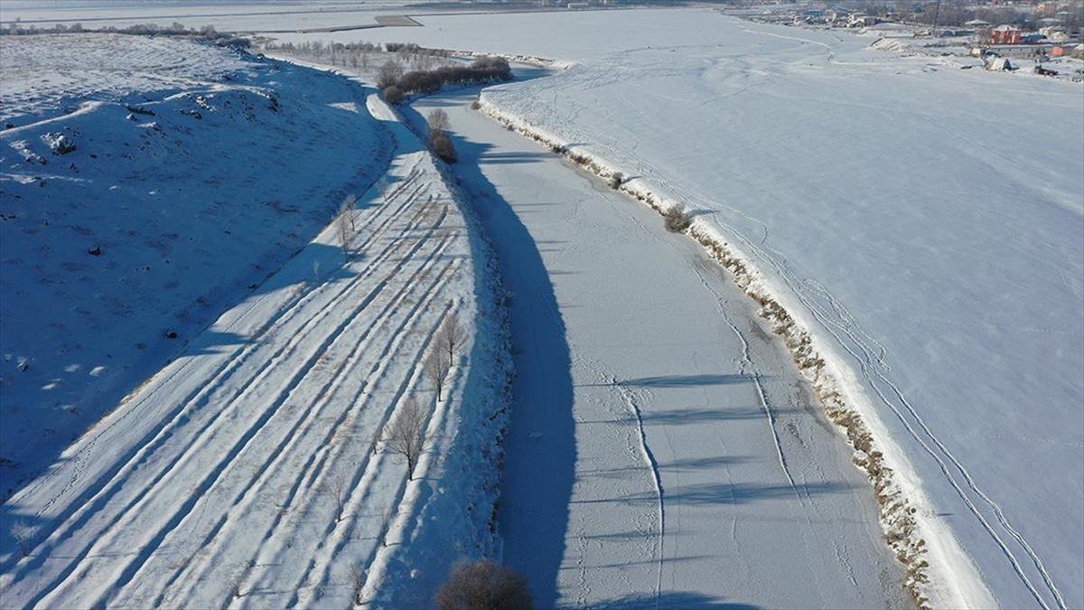 Doğu Anadolu'da Akarsular Dondu, Çatılarda Buz Sarkıtları Oluştu