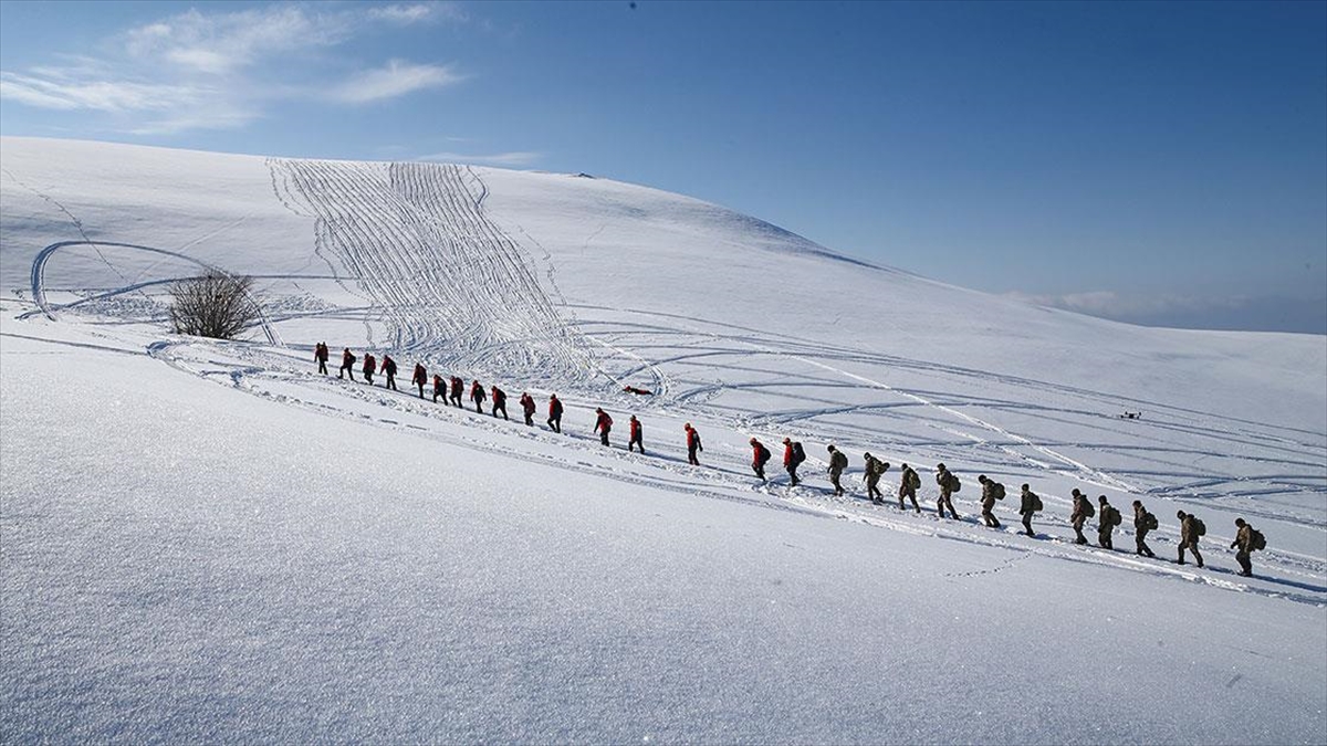 Van'da 200 Özel Harekat Polisinden Oluşan "çığ Timi" Göreve Hazır