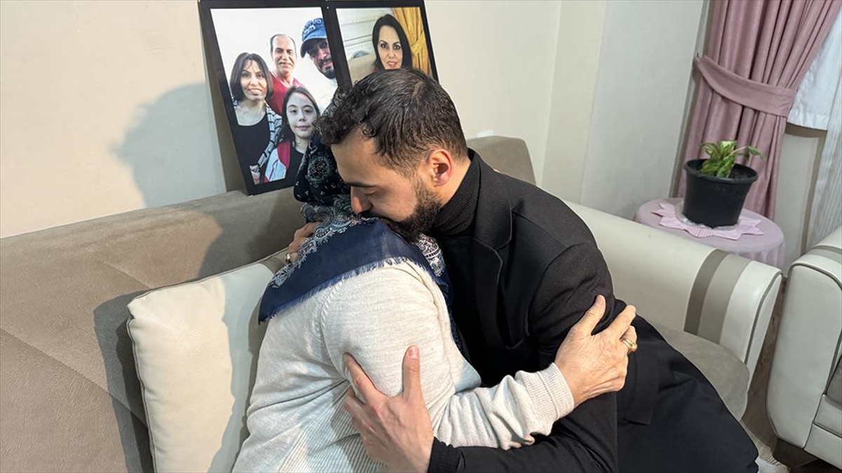 Depremde Anne, Babası Ve Kardeşini Kaybeden Genç, Anneannesiyle Hayata Tutunuyor