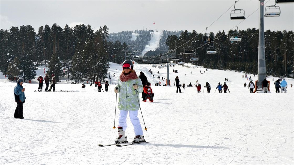 Sarıkamış Kayak Merkezi'nde Hafta Sonu Yoğunluğu