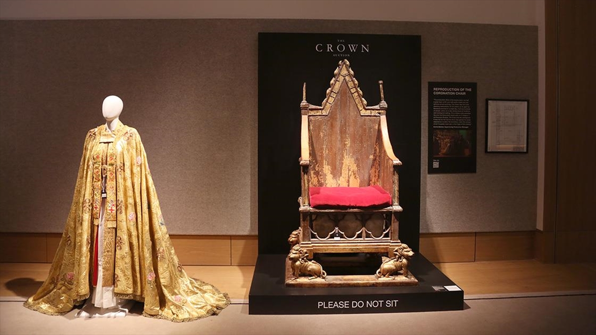 The Crown Dizisinde Kullanılan Kıyafet Ve Aksesuarlar Açık Artırmayla Satılıyor