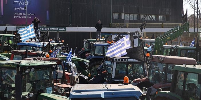 Yunanistan'da Çiftçiler Traktörleriyle Eylem Yaptı
