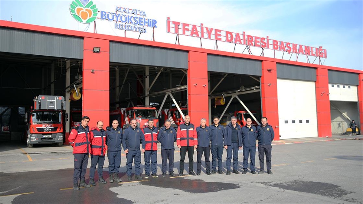 İtfaiyeciler Can Kurtarmaya Devam Ediyor