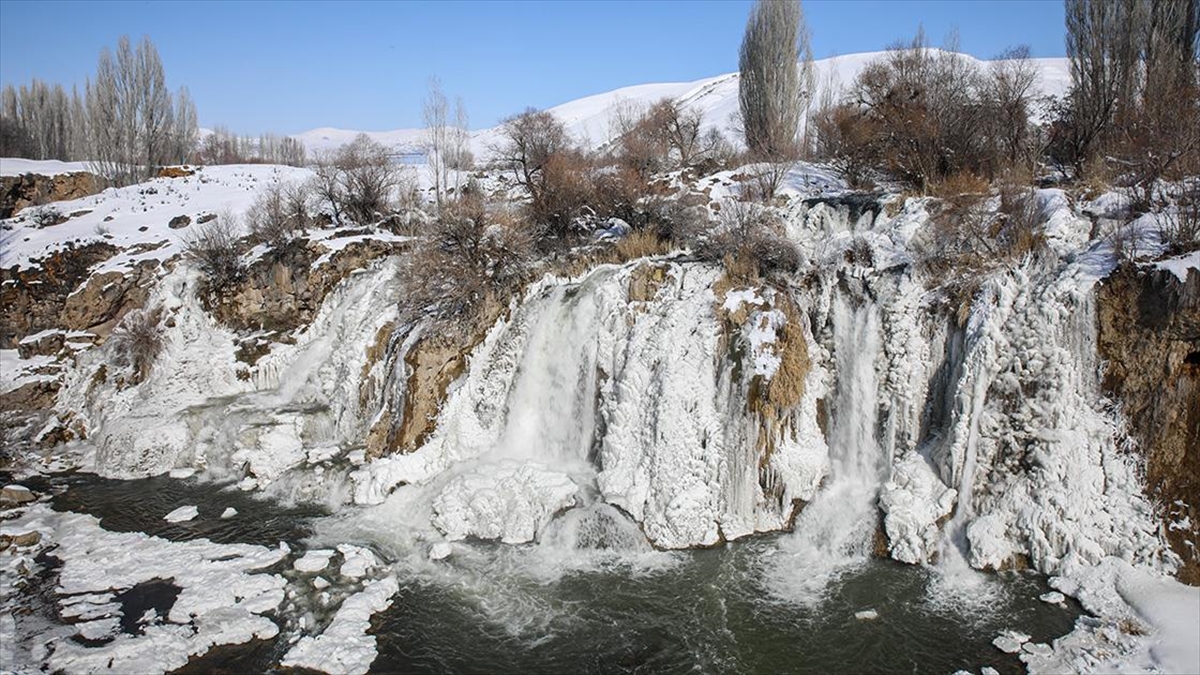Van'daki Muradiye Şelalesi Kısmen Dondu