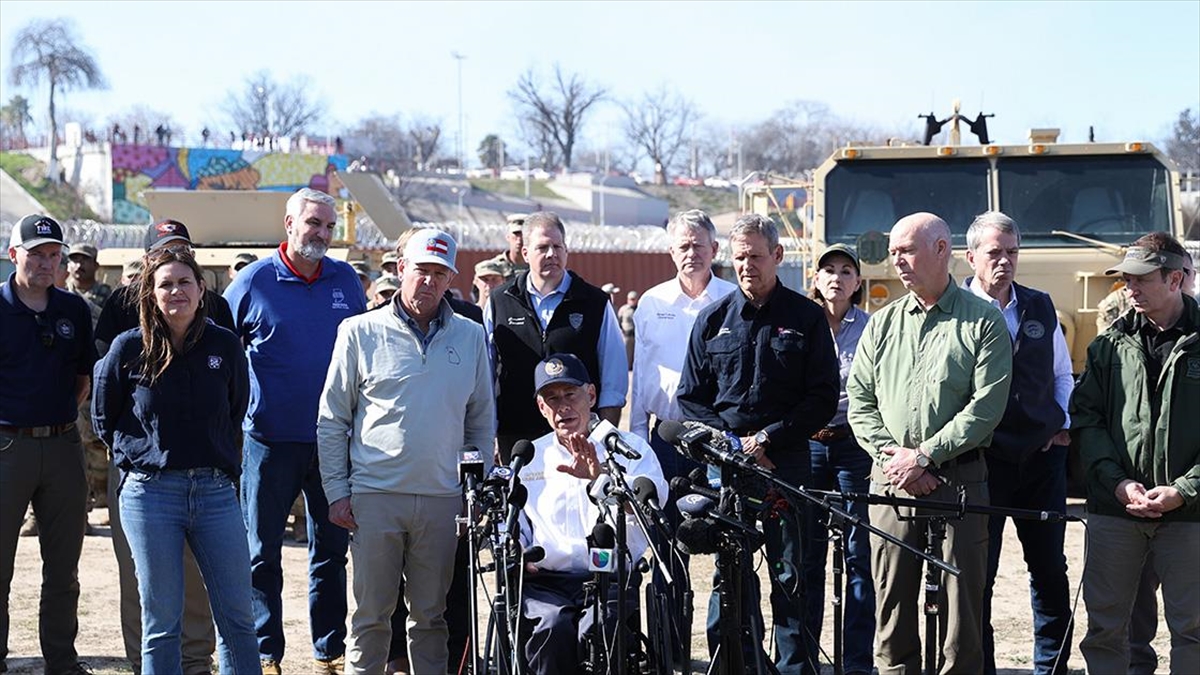 Texas Valisi Abbott'tan 14 Cumhuriyetçi Vali İle Biden'a Karşı "gövde Gösterisi"
