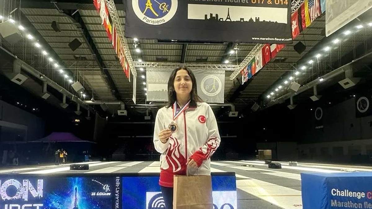 Milli Eskrimci Ada Küfeciler, Fransa'da Bronz Madalya Kazandı