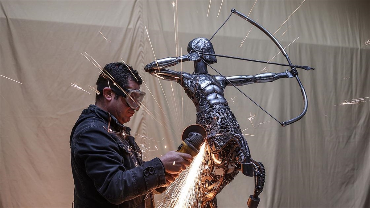 Atık Metallerden Yaptığı Mitolojik Heykelin Gelirini Depremzedelere Bağışlayacak