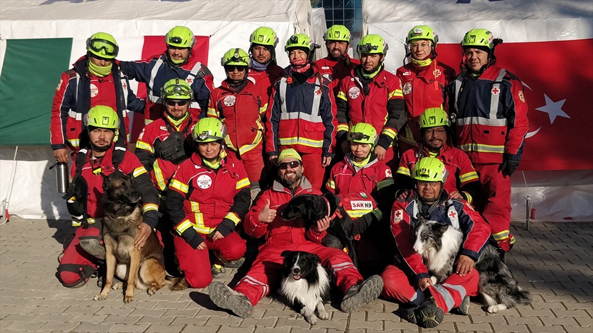 Gönüllü Tercümanlar "asrın Felaketi"nde Yabancı Arama Kurtarma Ekiplerinin Sesi Oldu