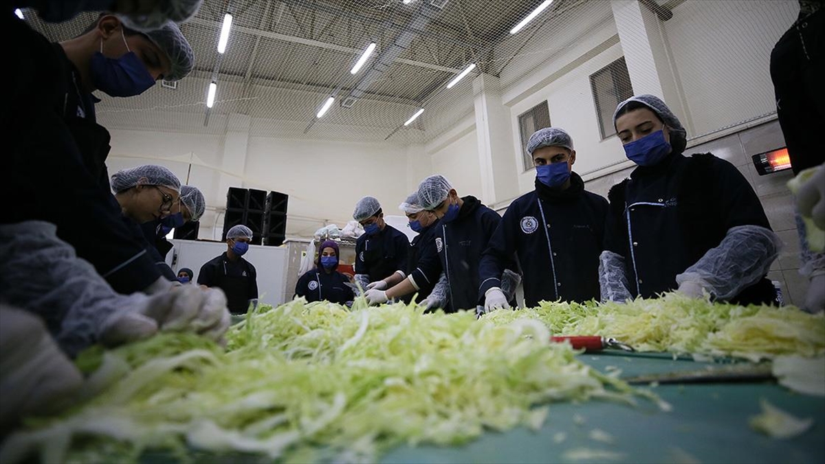 Afetzede Öğrenciler Depremzedelerin İhtiyacı İçin Geceyi Gündüze Kattı