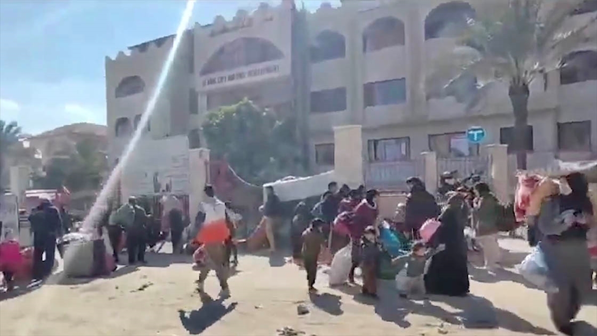 İsrail'in Kuşatması Nedeniyle Yerinden Edilen Filistinliler, Han Yunus'taki Kızılay Merkezini Terk Ediyor