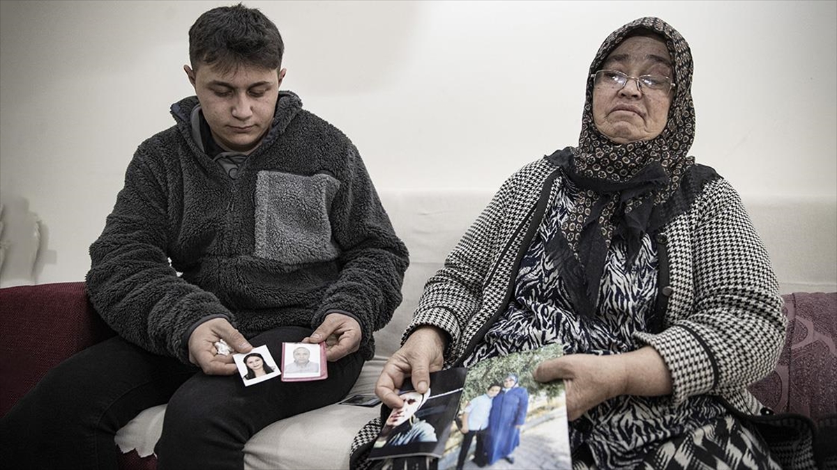 Depremde 60'tan Fazla Yakınlarını Kaybeden Babaanne Ve 2 Torunu Yaralarını Sarmaya Çalışıyor