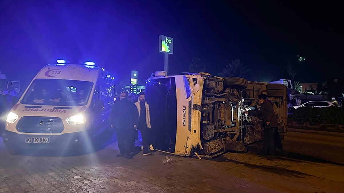 Hatay'da Devrilen Midibüsteki 11 Polis Yaralandı