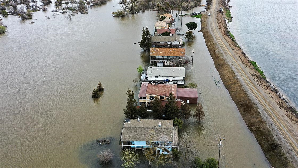 California'da "atmosferik Nehir" Etkisiyle Oluşan Yağışlar, Sel Ve Heyelana Yol Açtı