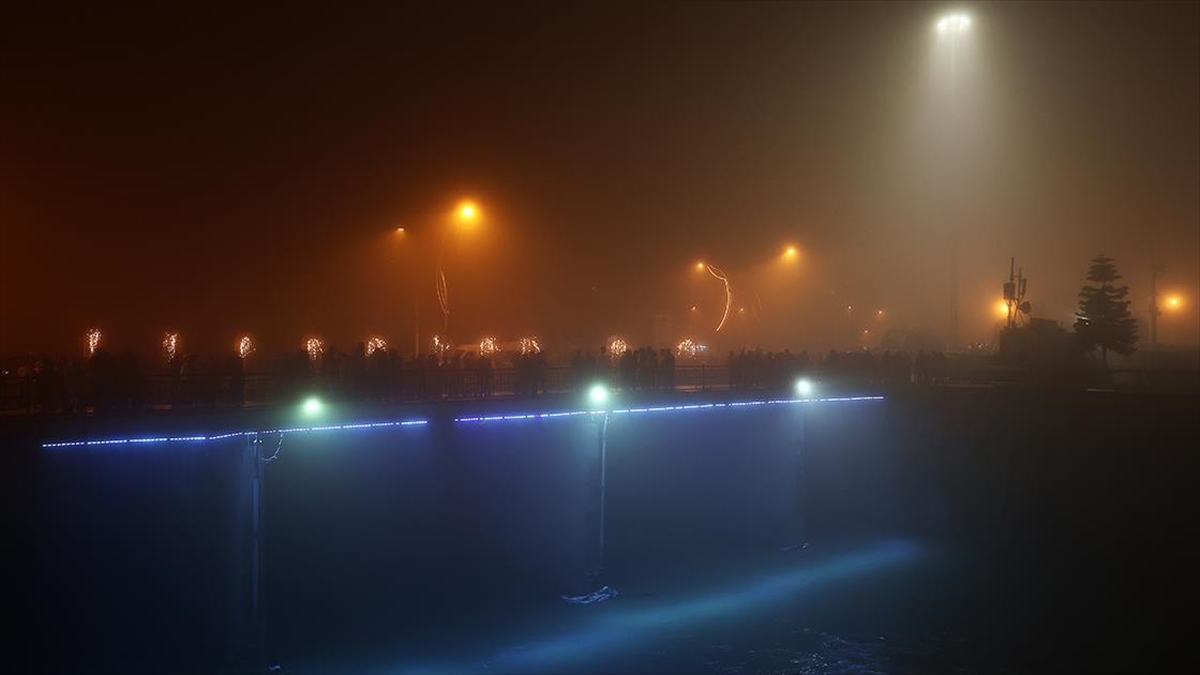 Depremzedeler 6 Şubat'ın Yıl Dönümünde Geceyi Sokaklarda Geçiriyor