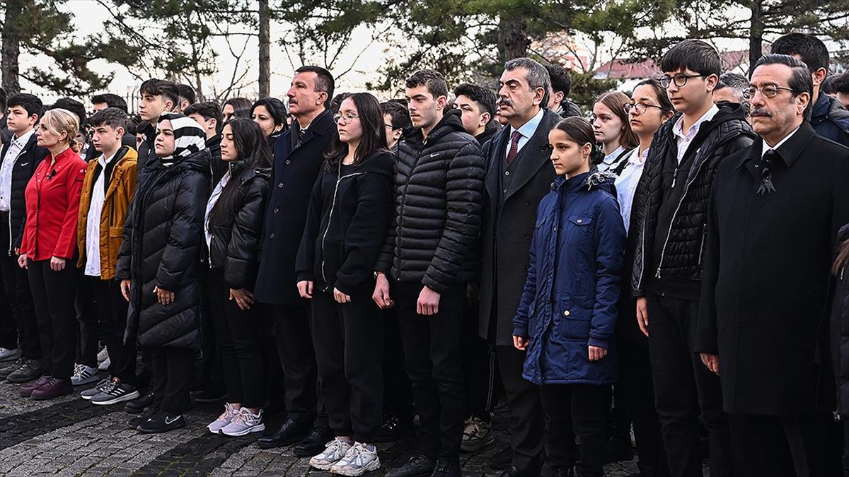 Depremlerde Hayatını Kaybedenler İçin Okullarda Saygı Duruşunda Bulunuldu