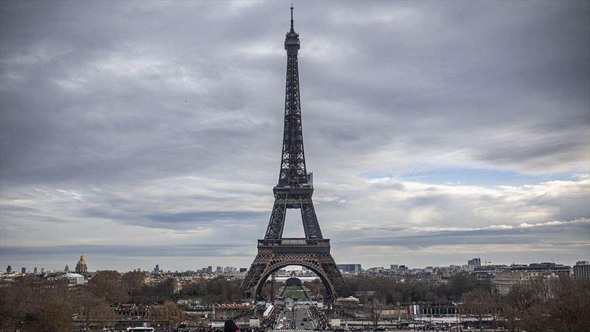 Eyfel Kulesi'nin Çevresinde Araçların Yasaklanması Gündemde