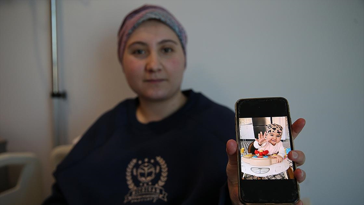 Enkaz Altında Bebeğini "kırmızı Balık" Şarkısı Söyleyerek Sakinleştirmiş