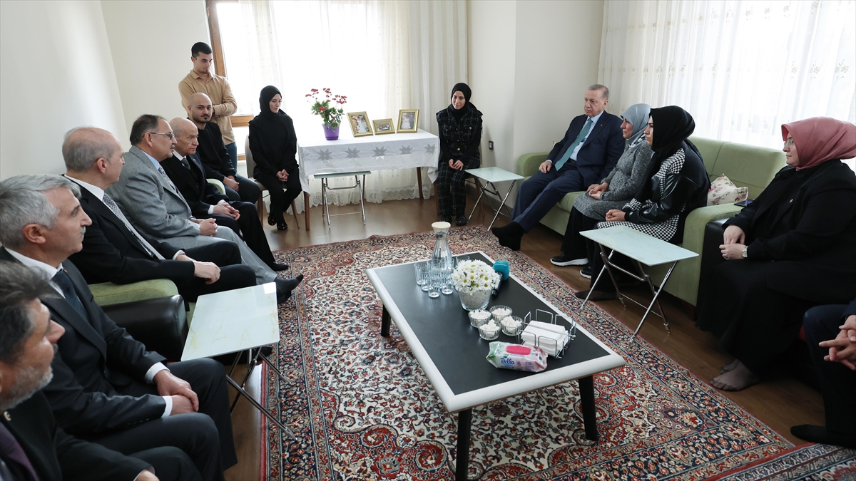 Cumhurbaşkanı Erdoğan, Kahramanmaraş'ta Depremzede Aileyle Bir Araya Geldi