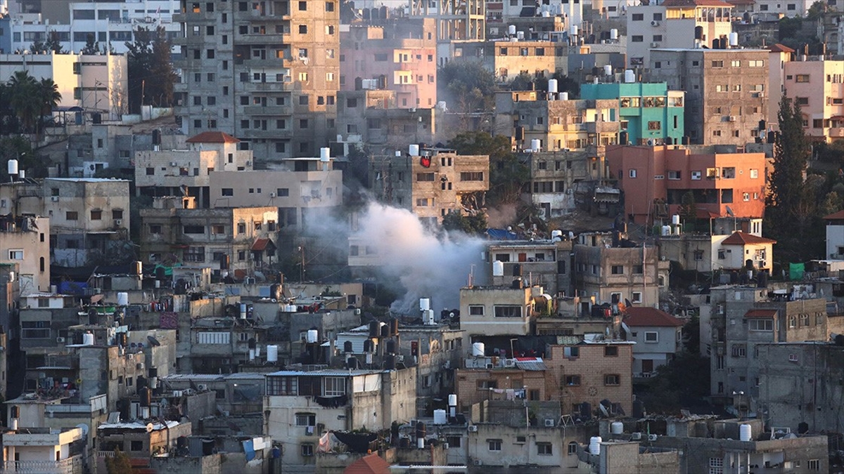 İsrail Askerleri, Üç Ay Önce Batı Şeria'da Öldürdükleri Filistinlinin Evinin Duvarlarını Patlatıcıyla Yıktı