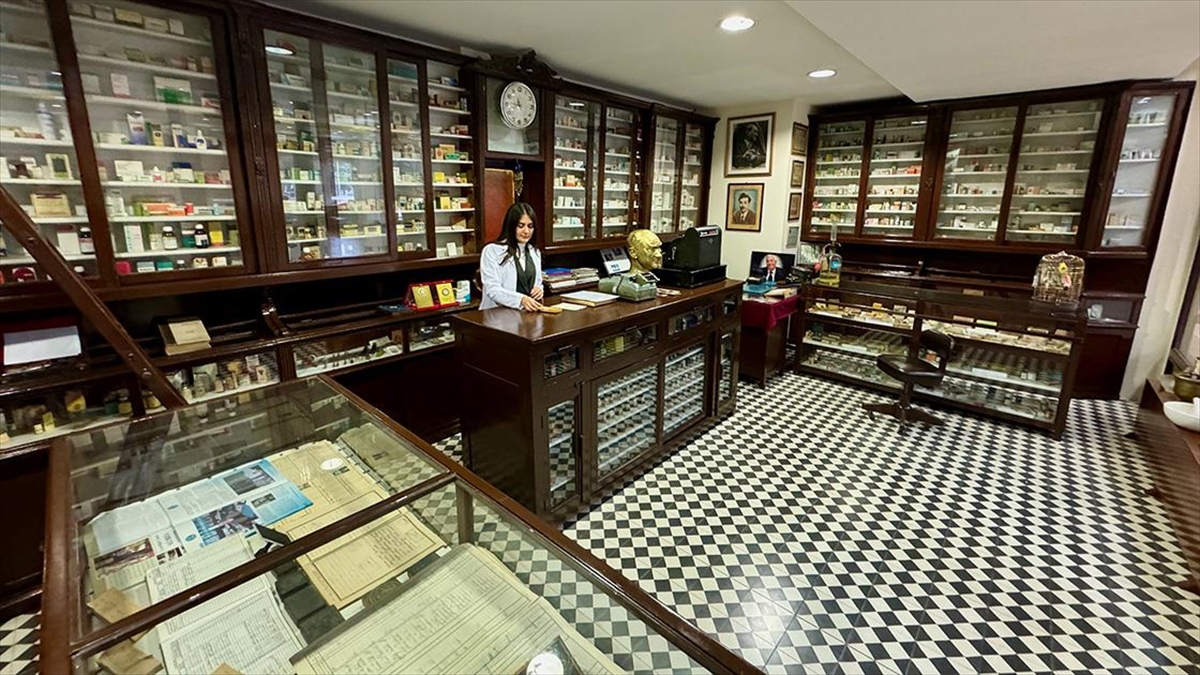 Geleceğin Eczacıları Asırlık "sıhhat Eczanesi"nde Yetişiyor