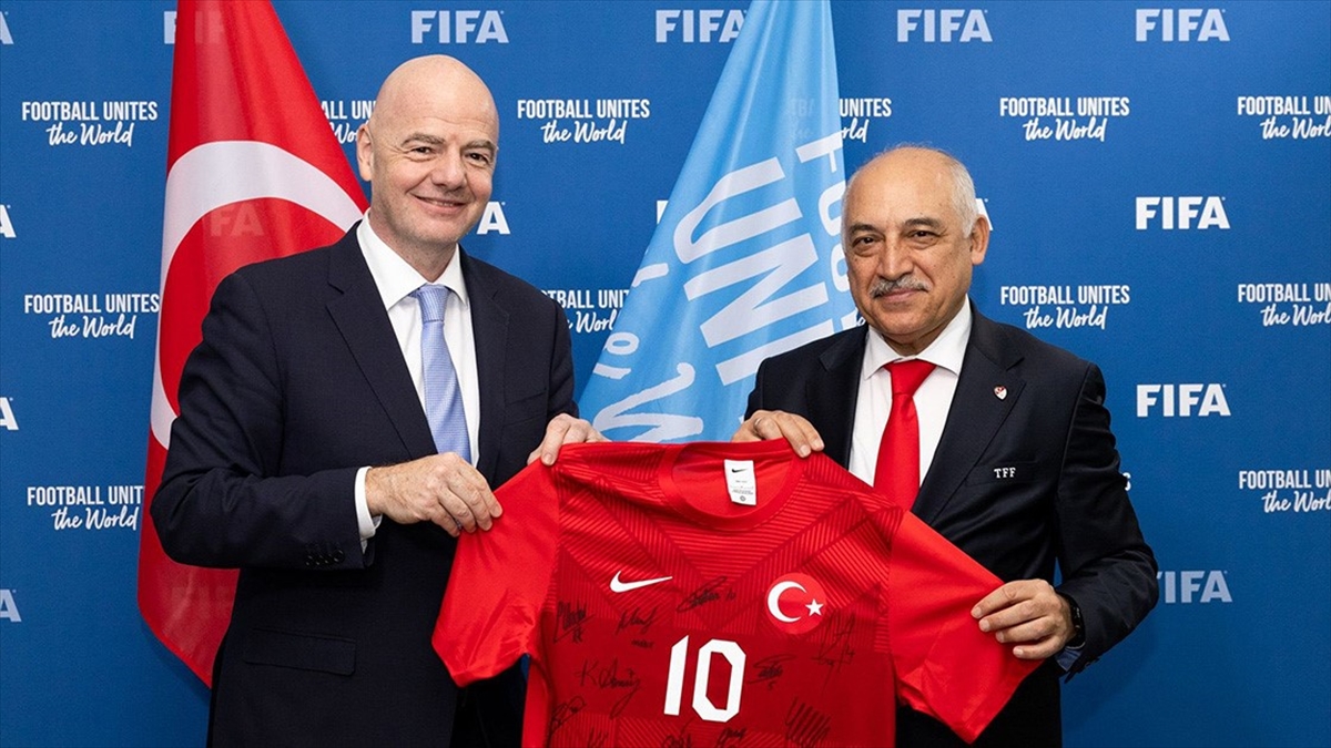 Büyükekşi, FIFA Başkanı Infantino'yu Ziyaret Etti