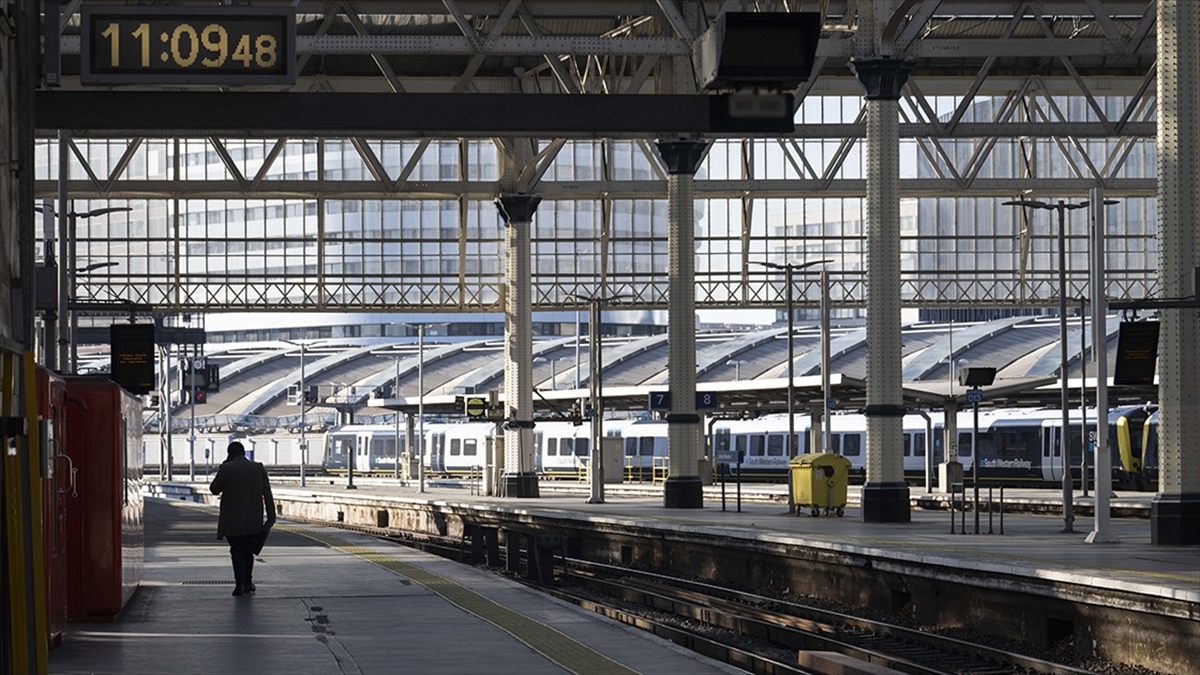 İspanya'da Demir Yolu İşçilerinin Grevinden Dolayı 310 Tren Seferi İptal Edildi