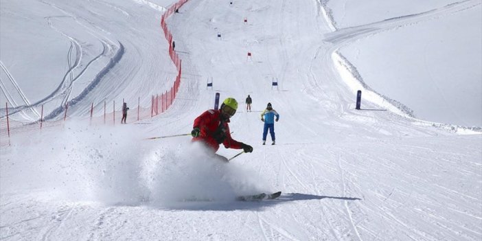 Hakkari'deki Kayak Merkezi Farklı İllerden Sporcularla Şenlendi