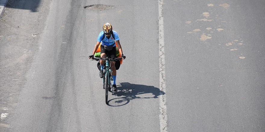 'Gençlik Bir Kere Yaşanır' Dedi Bisikletle Yollara Düştü
