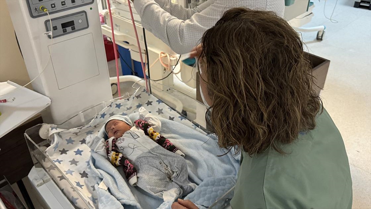 Mustafa Bebek Anne Karnında Yapılan Kan Nakilleriyle Yaşama Tutundu