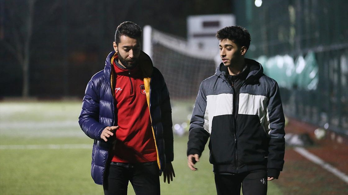 Deprem Enkazından Kurtulan Kardeşler, Yeşil Sahada Omuz Omuza Mücadele Ediyor