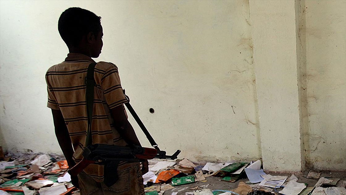 Silahlı Çatışmaların Ortasında Büyüyen Çocuk Askerler