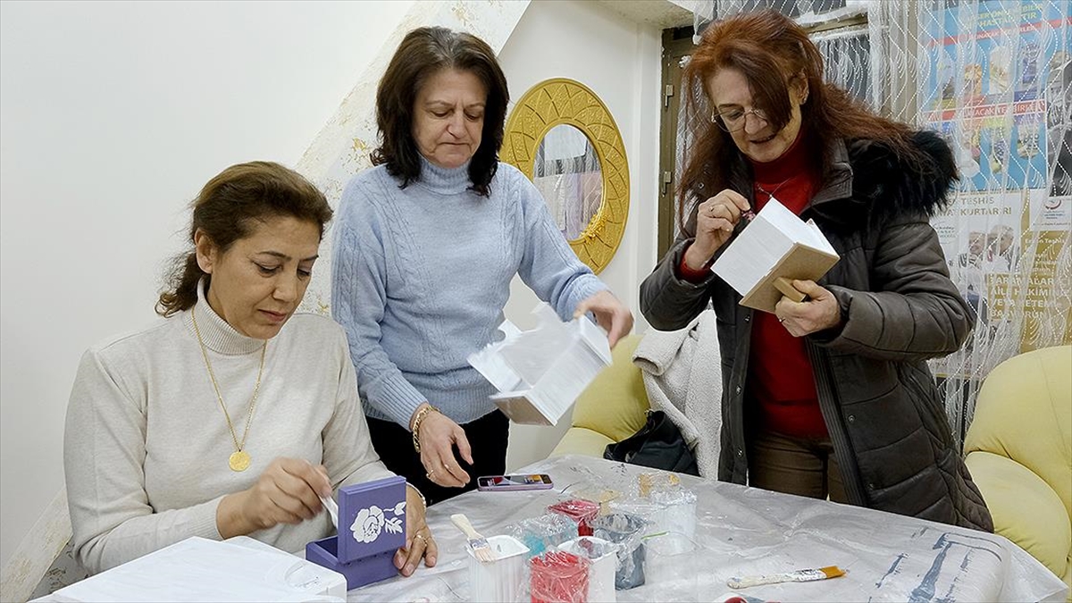 Kırklareli'nde Kanser Hastaları Ahşaba Renk Vererek Moral Buluyor
