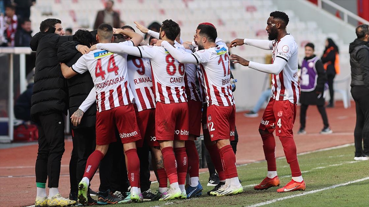 Sivasspor, Konuk Ettiği Çaykur Rizespor'u 1-0 Yendi