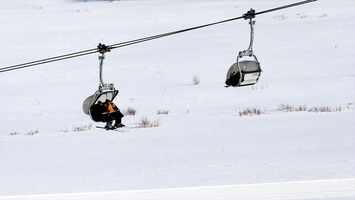 Yalnızçam Kayak Merkezi'nde Hafta Sonu Yoğunluğu Yaşandı