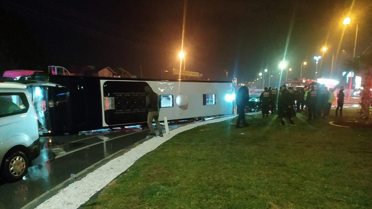 Balıkesir'de Yolcu Otobüsü Devrildi, 1 Kişi Öldü, 20 Kişi Yaralandı