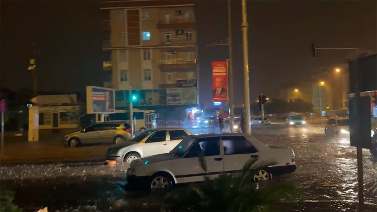 Antalya'da Şiddetli Yağış Yaşamı Olumsuz Etkiledi: 5 İlçede Eğitime 1 Gün Ara Verildi
