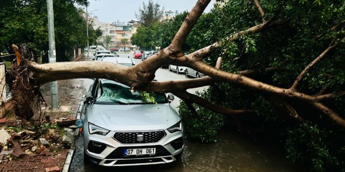 Antalya'da şiddetli yağış hayatı felç etti! 5 ilçede okullar tatil