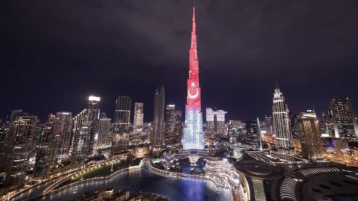 BAE'nin Sembol Binası Burc Halife'ye Türk Bayrağı Yansıtıldı