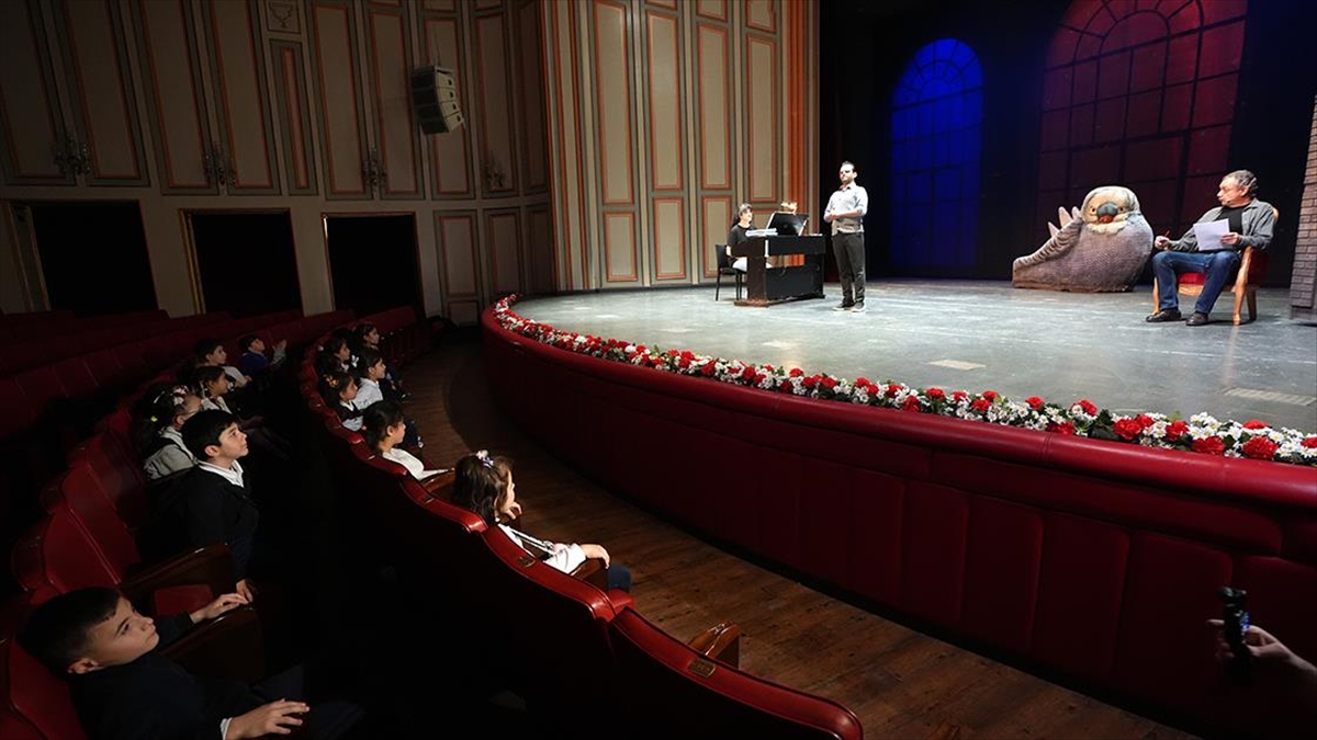 Minik Öğrenciler Opera Sahnesi'nin "Mutfağı"nda Sanatın Aşamalarını Keşfetti